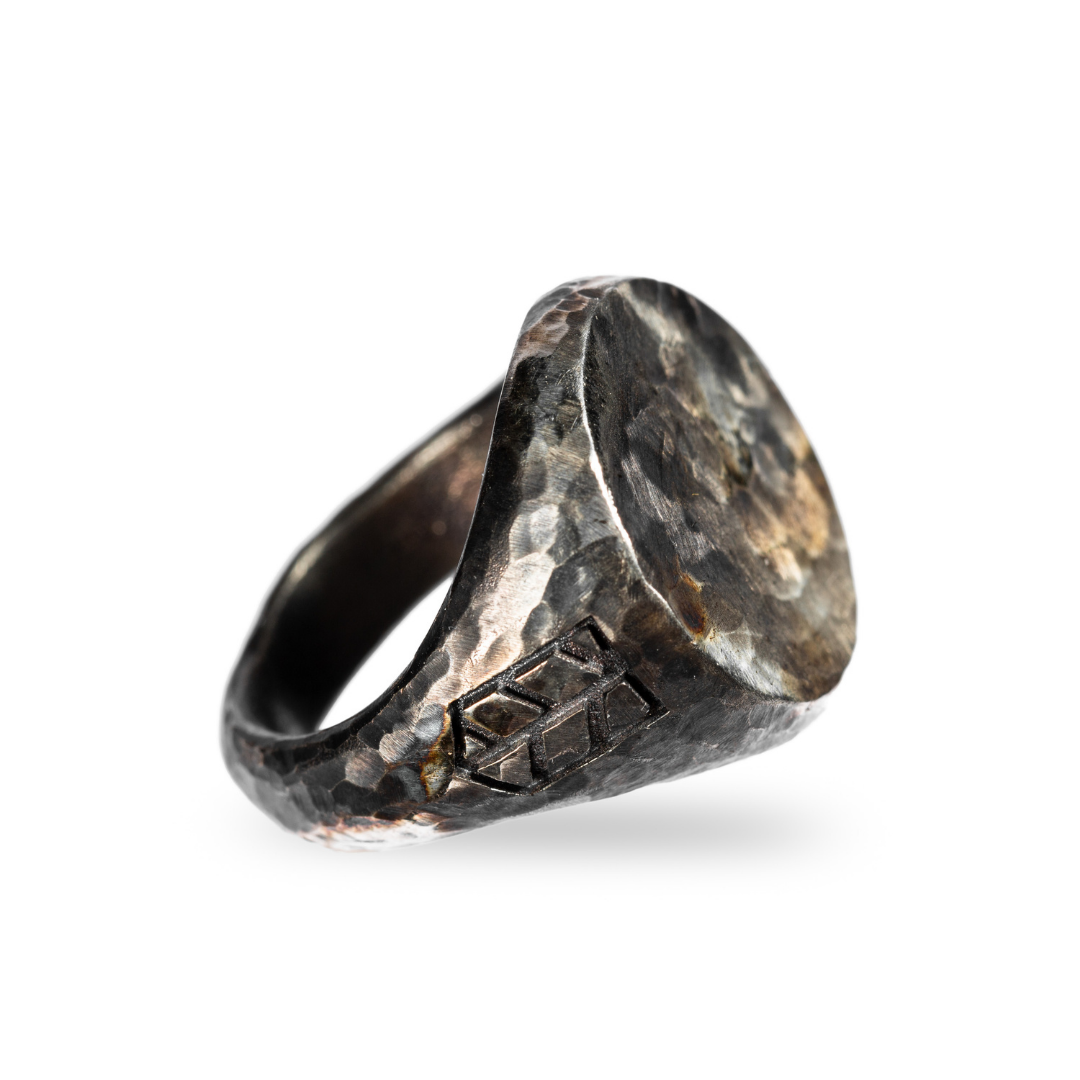 Artisan crafted Signet Ring - Scars - Bleu Nomade Made in Italy following traditional jewelry techniques.